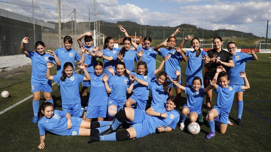Jugadoras de la SCD Salcedo en el campo de Figueirido.