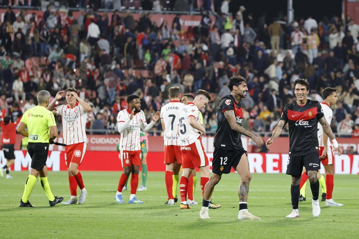 Els jugadors del Girona es planyen per la derrota contra el Mallorca