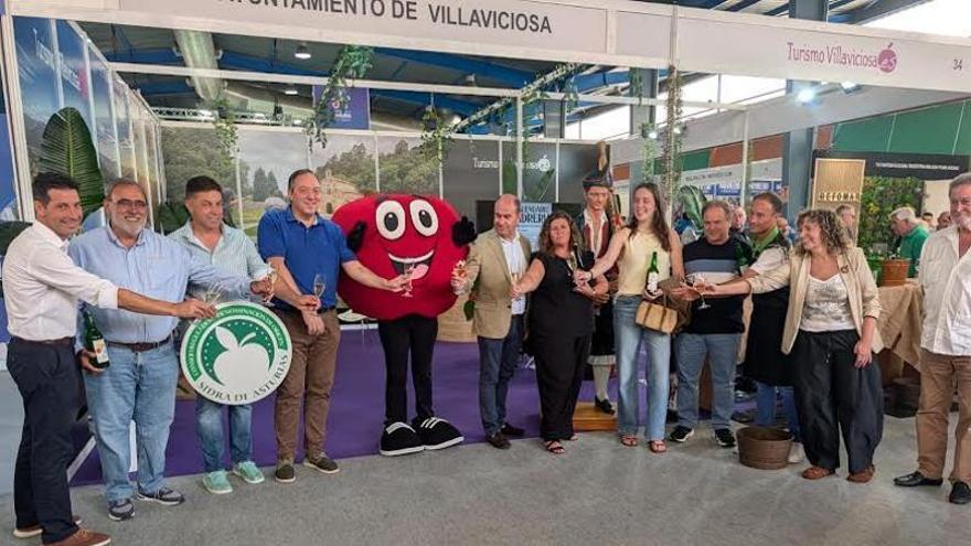 Villaviciosa presenta na Feria de Muestres el so Calendariu Sidreru: ocho cites pa disfrutar de la bebida asturiana