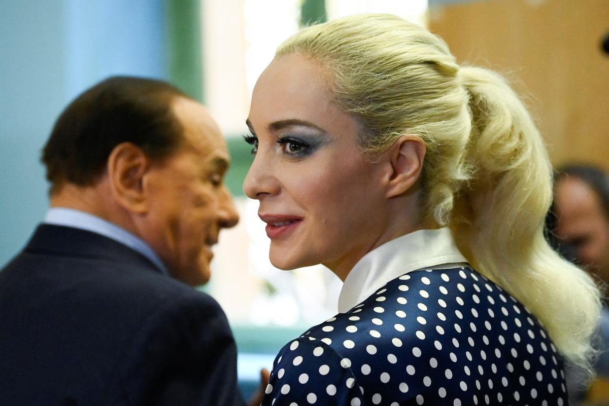 Marta Fascina y Silvio Berlusconi acuden a votar en las pasadas elecciones generales de Italia, el 25 de septiembre en Milán.