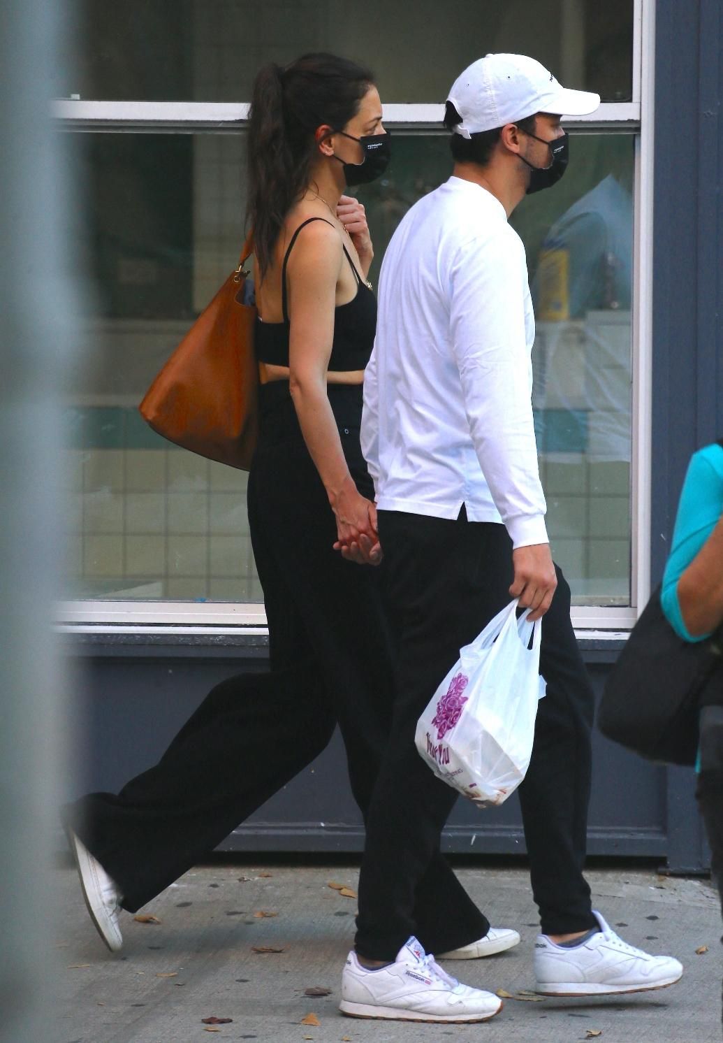 Katie Holmes de la mano de su pareja, Emilio Vitolo