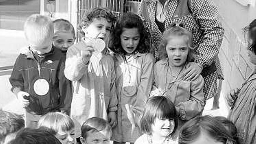 Los niños de Infantil haciendo un semillero de hortalizas (a la izquierda) y disfrutando con los juegos tradicionales (a la derecha), ayer, en Cangas.