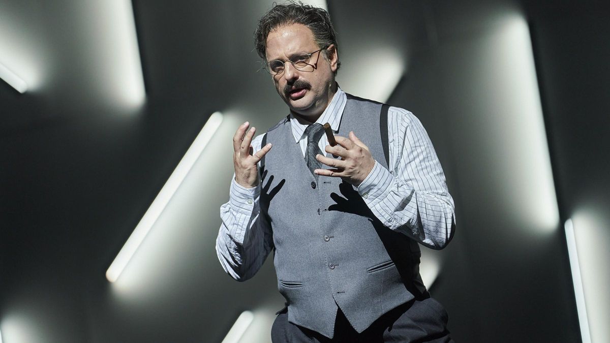 Peter Tantsits es Walter Benjamin en el Liceu en Benjamin a Portbou, la ópera de Antoni Ros-Marbà. Peter Tantsits es Walter Benjamin en el Liceu en Benjamin a Portbou, la ópera de Antoni Ros-Marbà.