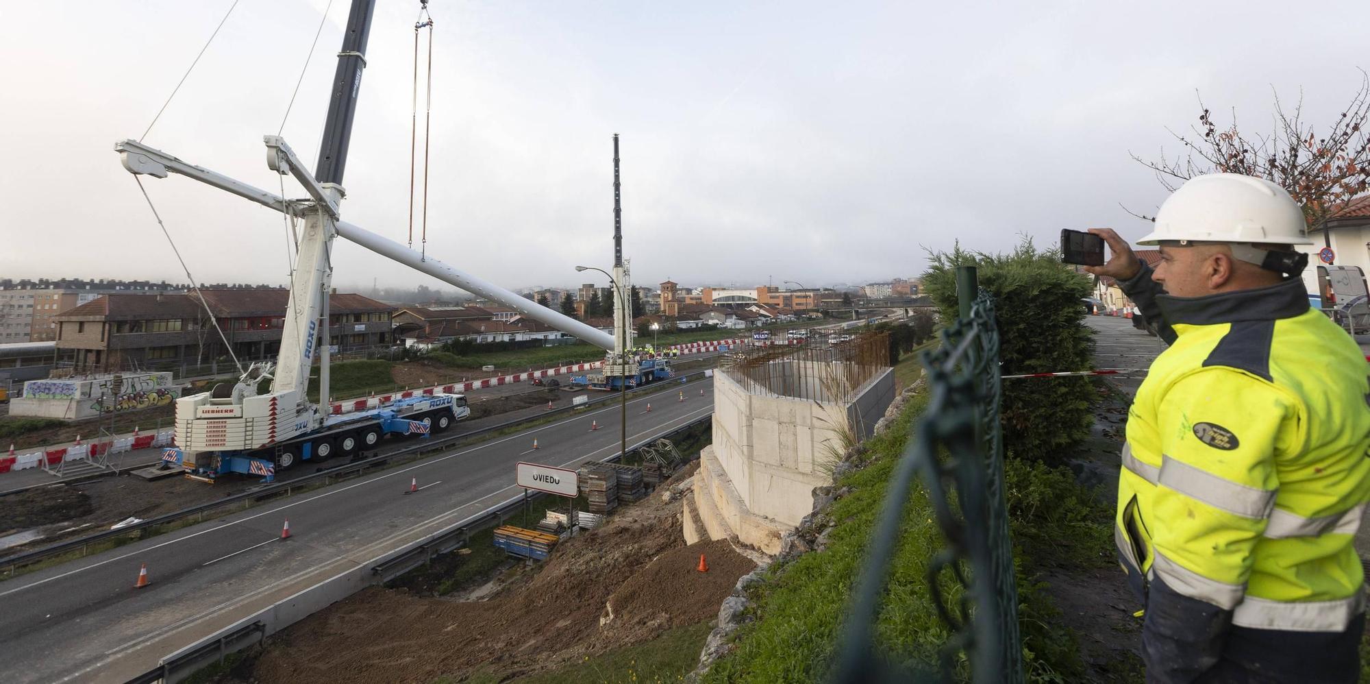 EN IMÁGENES: Así fue la instalación del mástil de 55 metros en las obras de la entrada de Oviedo