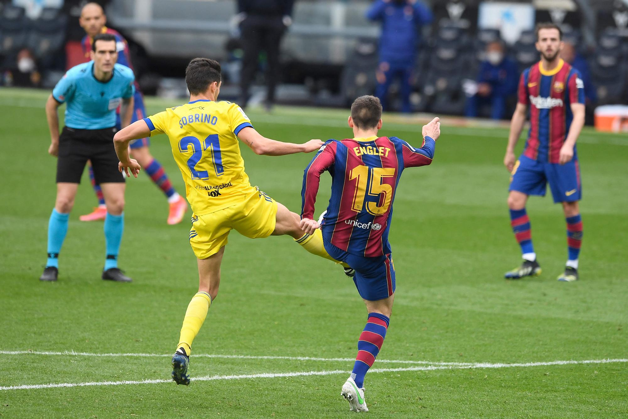 Lenglet golpea a Sobrino y provoca el penalti que dio el empate al Cádiz en el Camp Nou.