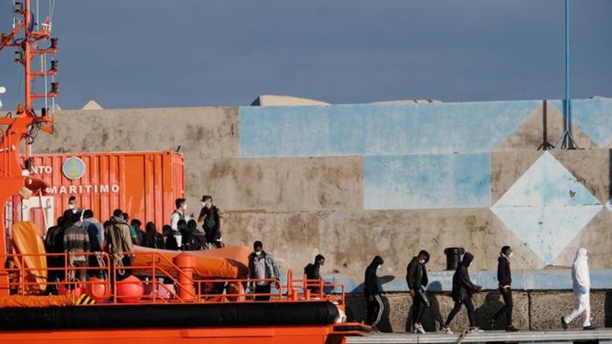 Mizar rescata a un grupo de migrantes de origen subsahariano en Fuerteventura.