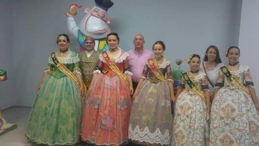 El alcalde, la edil de Fiestas y las Belleas y Damas inauguraron ayer una nueva edición de la exposición del Ninot en los bajos del Ayuntamiento