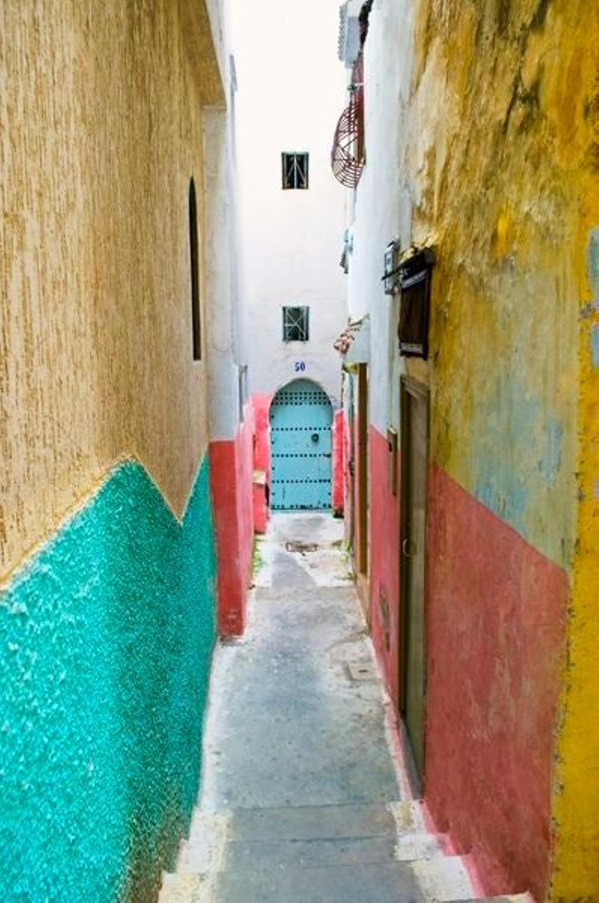 Impresiona pasear por sus calles estrechas y zigzagueantes y observar las casas que  componen la ciudad con sus pinturas