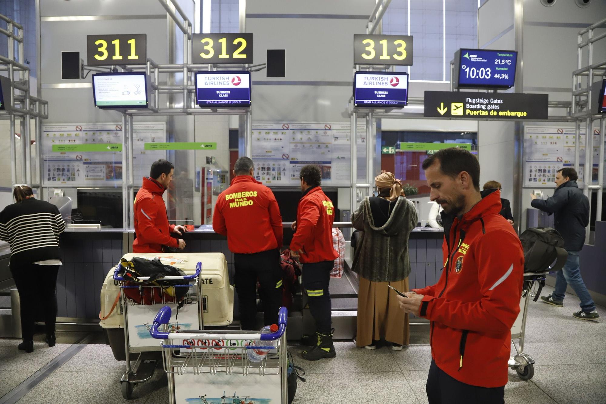 Salida de los bomberos malagueños del CPB hacia Turquía