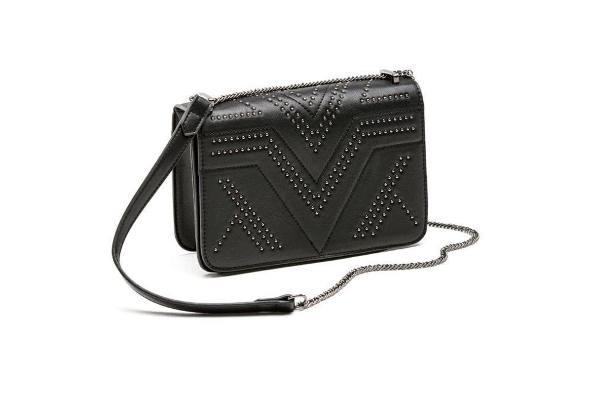 Bolso negro con tachuelas. (Precio: 12,99 euros)