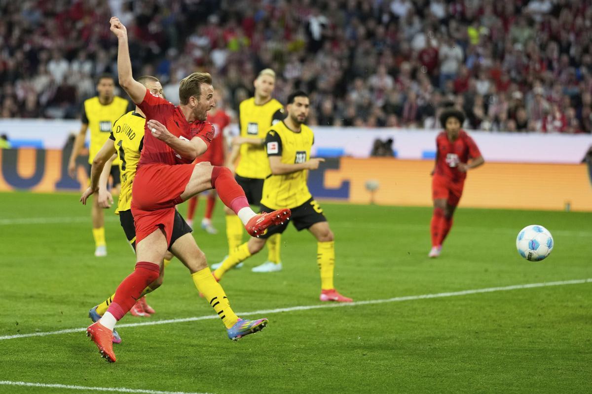 Bayern's Harry Kane makes an attempt to score during the German Bundesliga soccer match between Bayern Munich and Borussia Dortmund at the Allianz Arena in Munich, Germany, Saturday, April 12, 2025. (AP Photo/Matthias Schrader). THE DEUTSCHE FUSSBALL LIGA DFL DOES NOT ALLOW THE IMAGES TO BE USED AS SEQUENCES TO EMULATE VIDEO