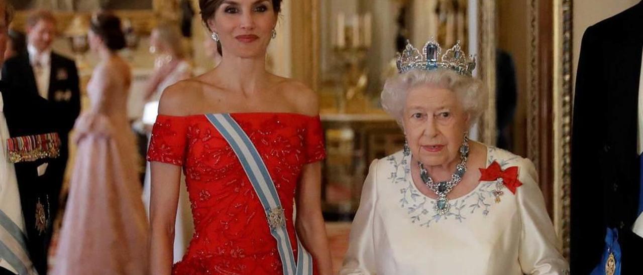 La Reina Letizia e Isabel II, en la cena de gala que tuvo lugar el miércoles en el palacio de Buckingham.