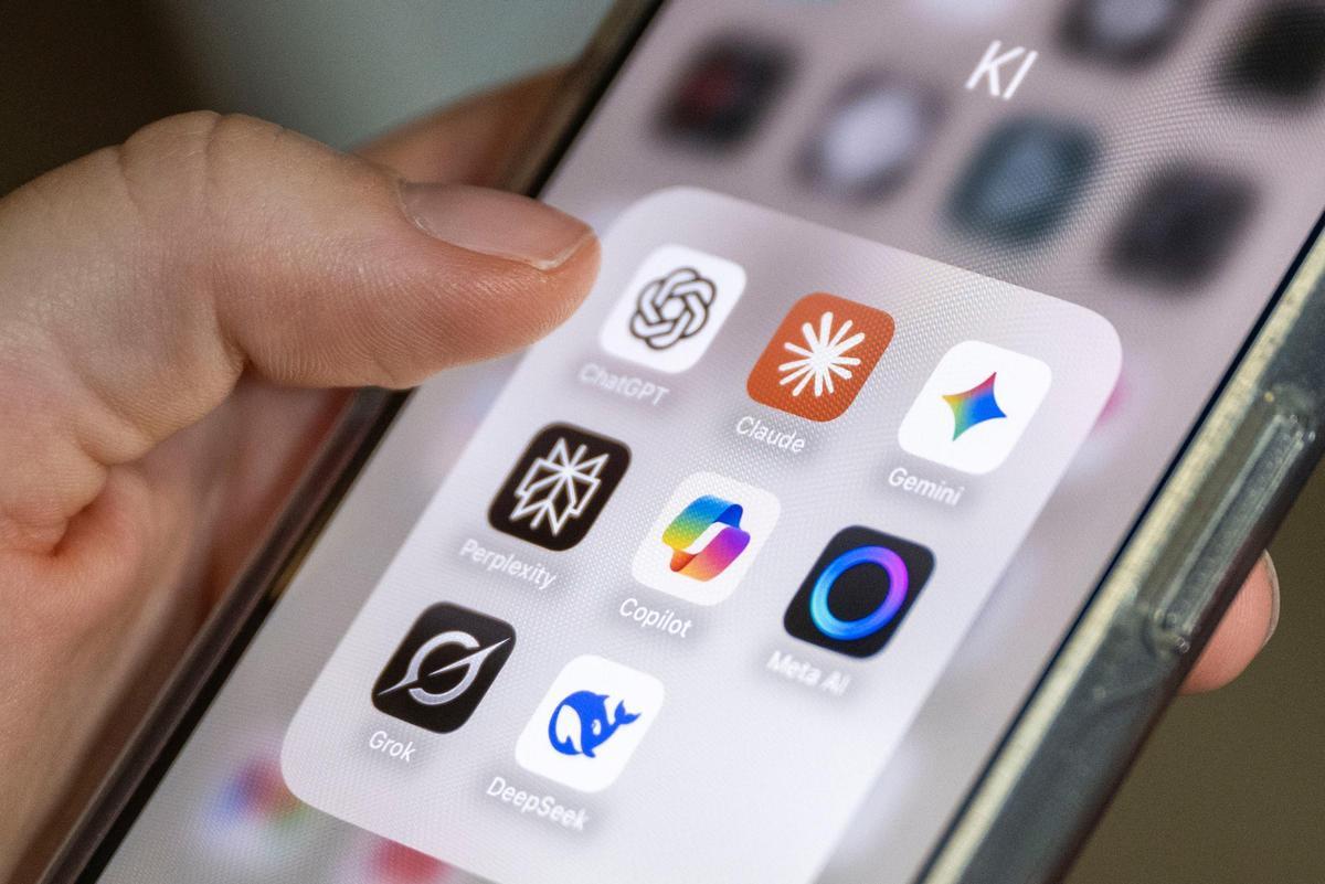 Un usuario consulta 'apps' de chatbots de IA como ChatGPT (OpenAI), Claude (Anthropic), Gemini (Google), Perplexity, Copilot (Microsoft), Meta AI, Grok (xAI) o DeepSeek.
