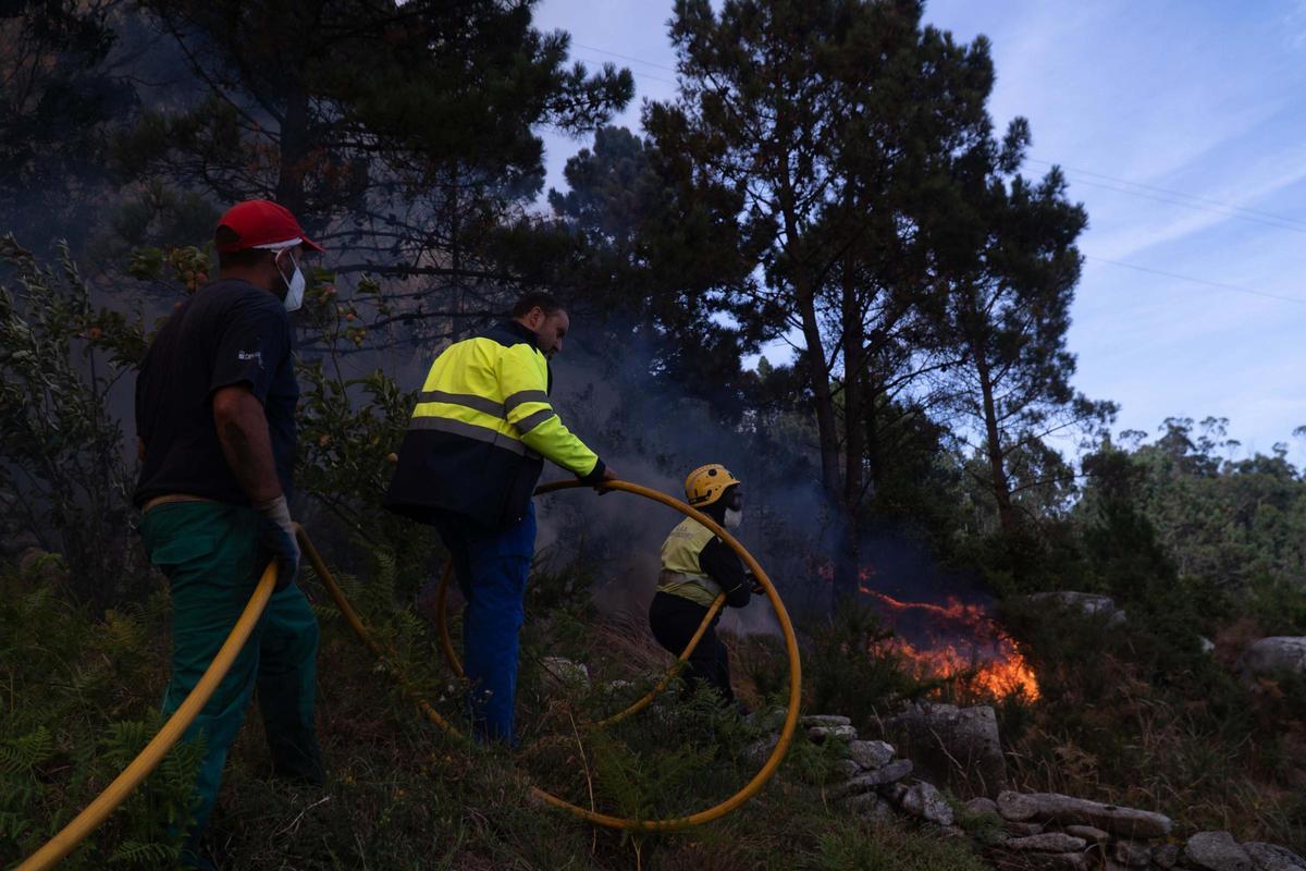 Un incendio en Corme obliga a evacuar a vecinos