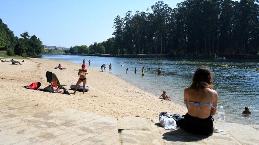 Bañistas disfrutando el pasado mes de agosto de la playa fluvial del Lérez en Pontevedra.   | // GUSTAVO SANTOS
