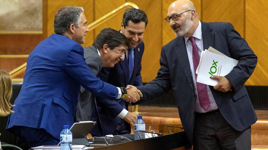 Elías Bendodo saluda a Alejandro Hernández, de Vox, ante unos sonrientes Juan Marín y Juanma Moreno.