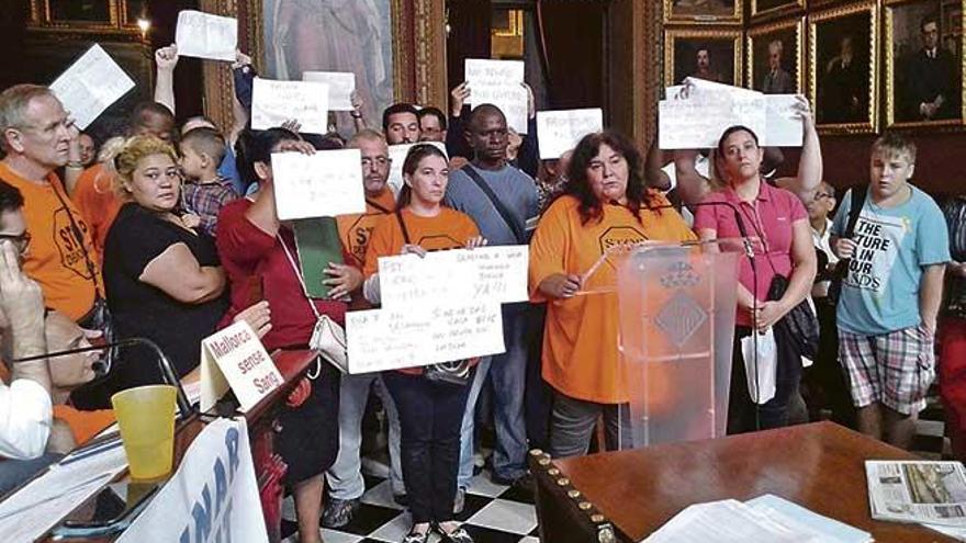 Miembros de la Plataforma de Afectados por la Hipoteca en un pleno de Cort del año 2014, antes de la creación de la oficina antidesahucios.