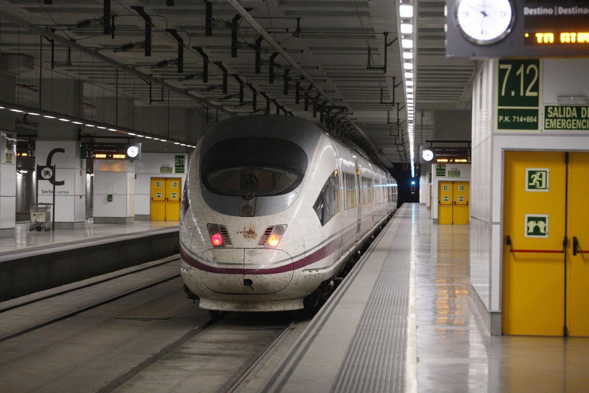 Un tren AVE a l'estació de Girona