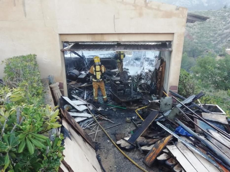 Los bomberos sofocan un incendio forestal junto al casco urbano de Finestrat.