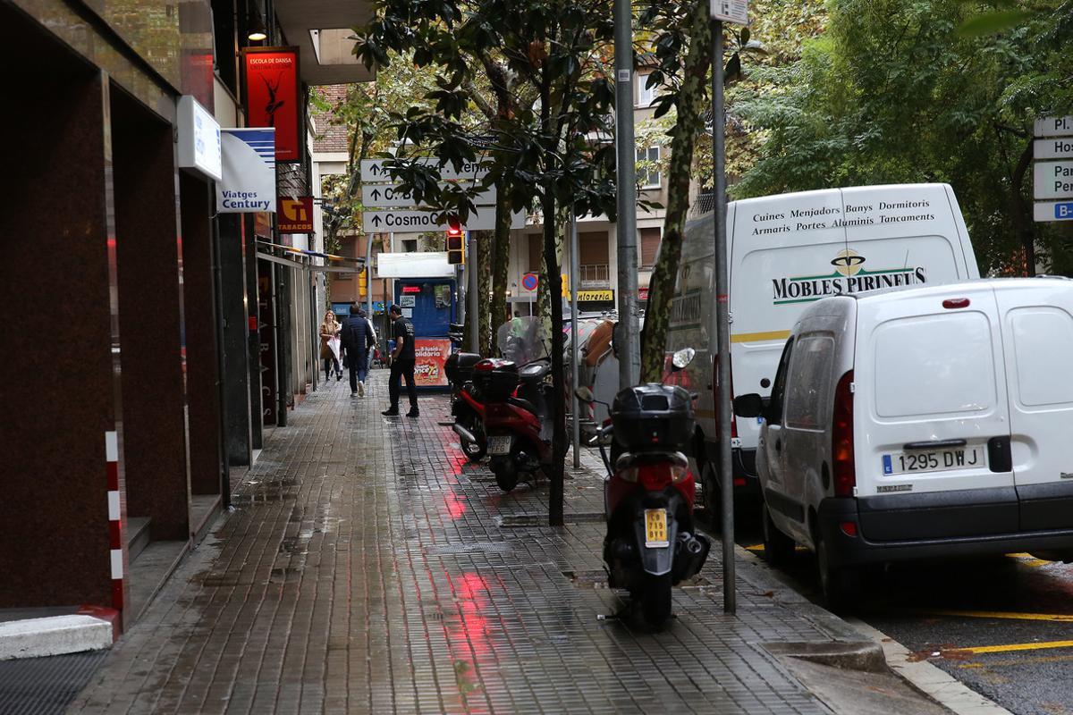 La calle de Craywinckel de Barcelona, con varias motos aparcadas encima de la acera.