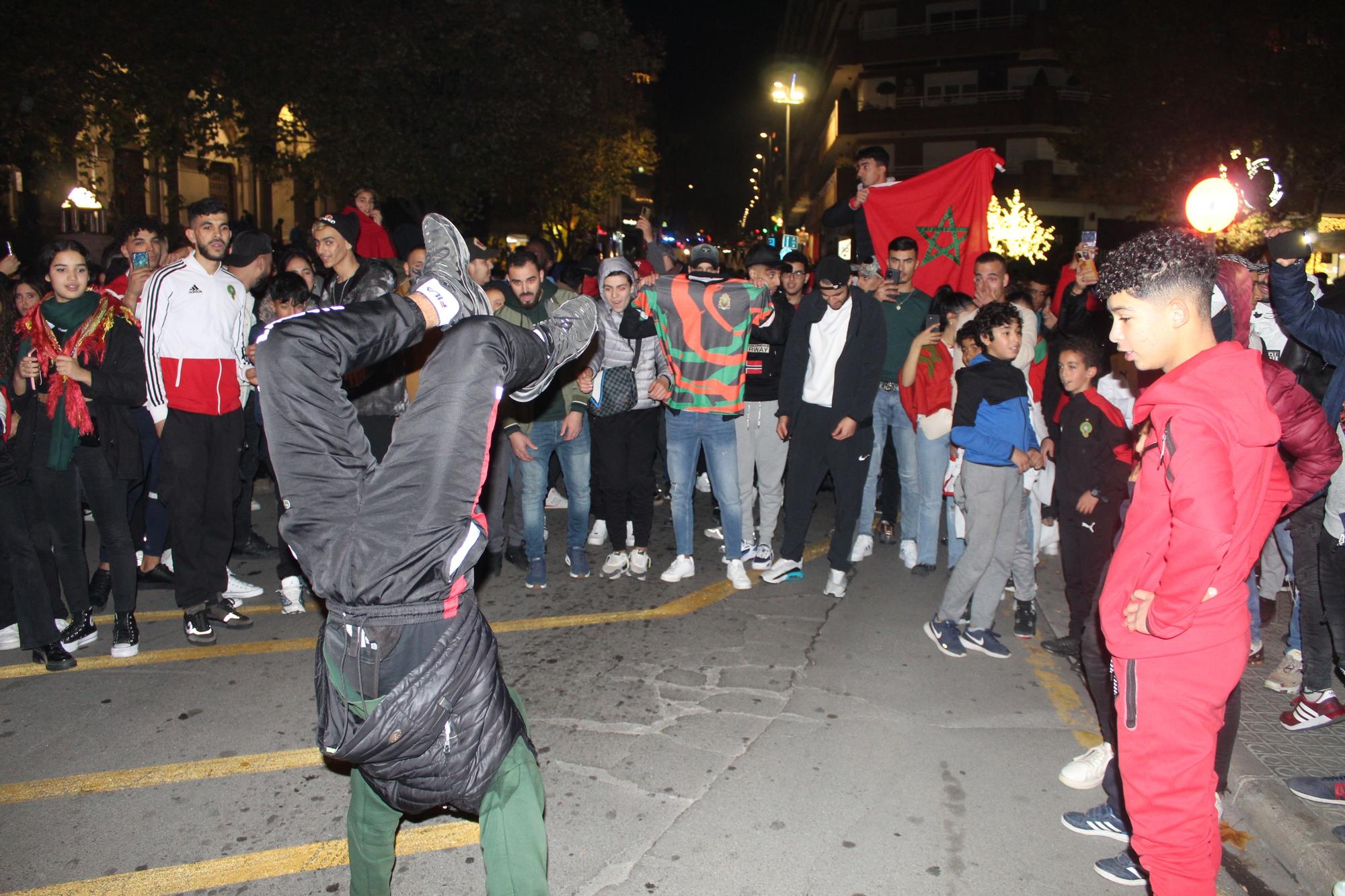 Eufòria entre la comunitat marroquí de Manresa en la celebració de la victòria contra Espanya al Mundial de Qatar