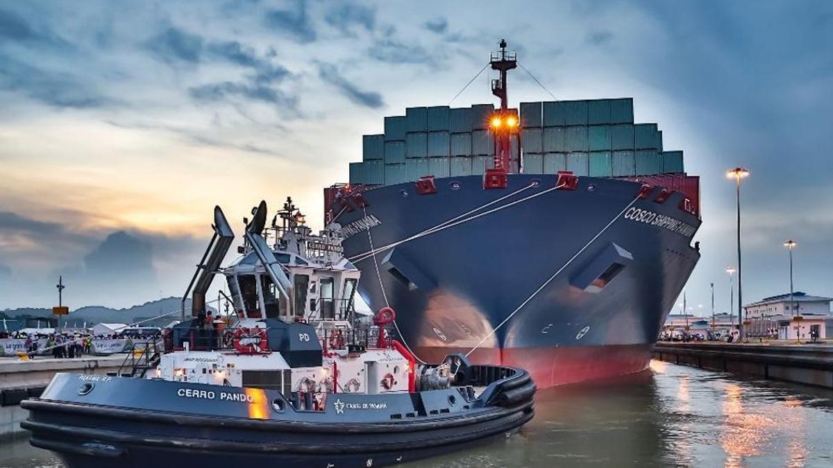 El remolcador Cerro Pando, construido por Armón, en el Canal de Panamá.