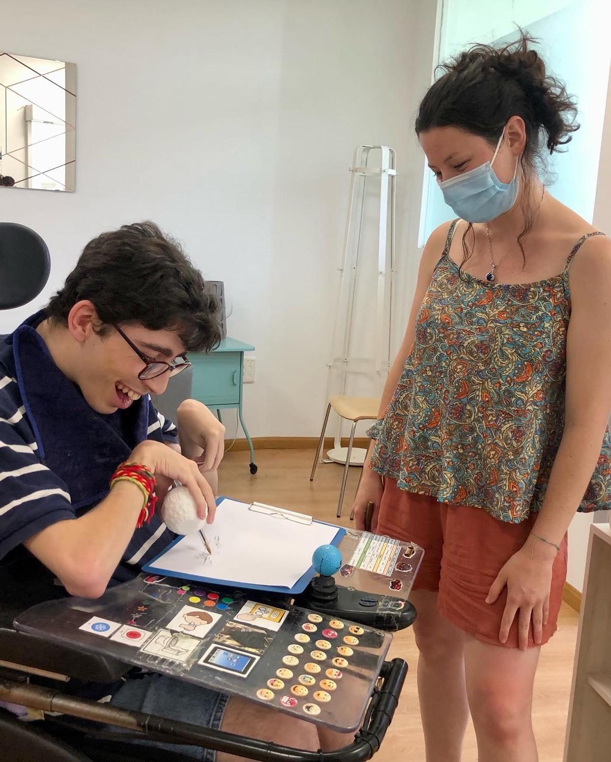 Alberto prueba la solución junto a Kaori Pozuelo, la alumna de fisioterapia del Campus San Rafael que creó el apoyo.