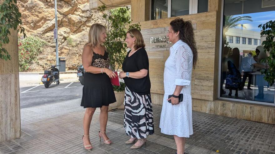 La consellera Nuria Montes saluda a su llegada a Susana Marqués y Elena Llobell (edila de Turismo). | EVA BELLIDO