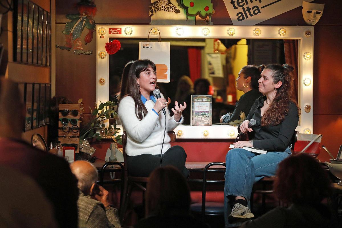 A l'esquerra, Estel Solé, autora d''"Aquest tros de vida". A l'esquerra, Laia Regincós,  directora d'Edicions de la Ela Geminada.