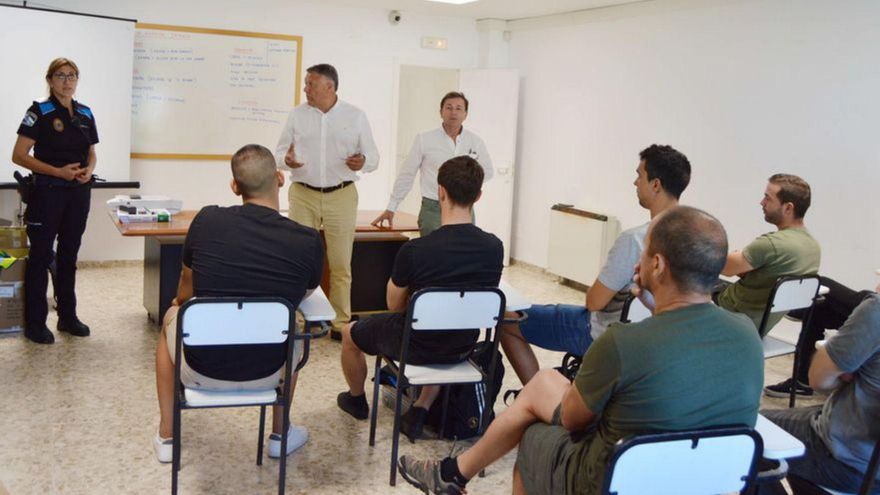 La nueva jefa de la Policía Local recibió a los agentes. | // FDV