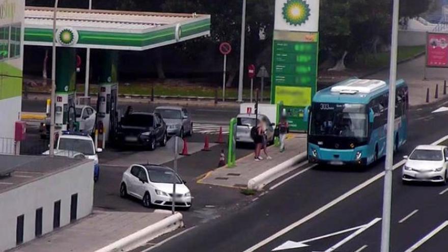 Dos heridos en la colisión entre una guagua de Global y un turismo.