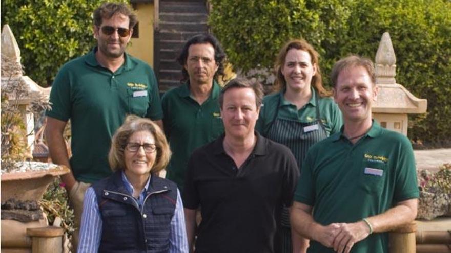 Cameron junto a la propietaria de Casa Tomaren, Pastora Martin (izqda.); Christian Dorndorf (recepcionista/encargardo), (dcha.), y el equipo humano de Casa Tomaren, Orlando, Josele y Esther en segunda fila. | tomaren.com