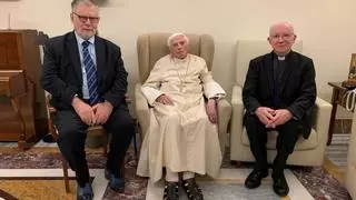 Benedicto XVI sigue estable, pero sus médicos consideran que la situación es "irreversible"