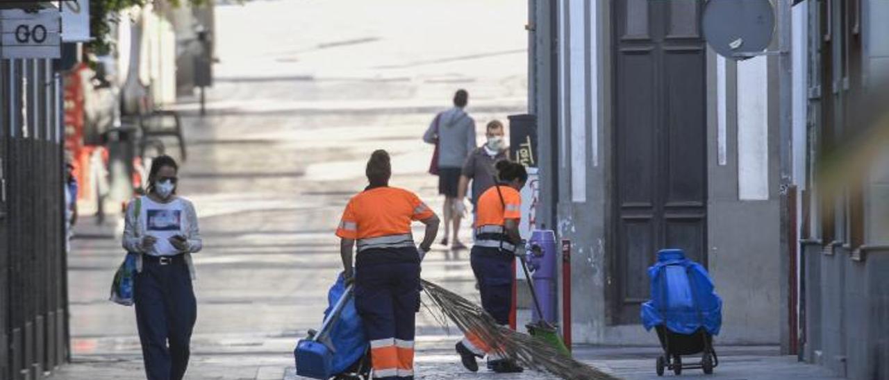 Imagen de archivo de un grupo de barrenderas de FCC trabajando en una calle la zona Triana. | | JUAN CASTRO