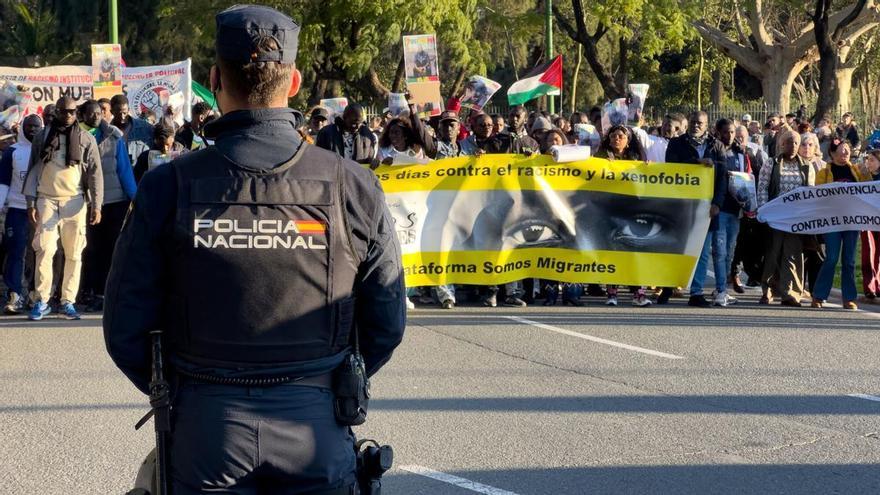 Cientos de manifestantes piden reabrir la investigación por la muerte del mantero ahogado en el Guadalquivir