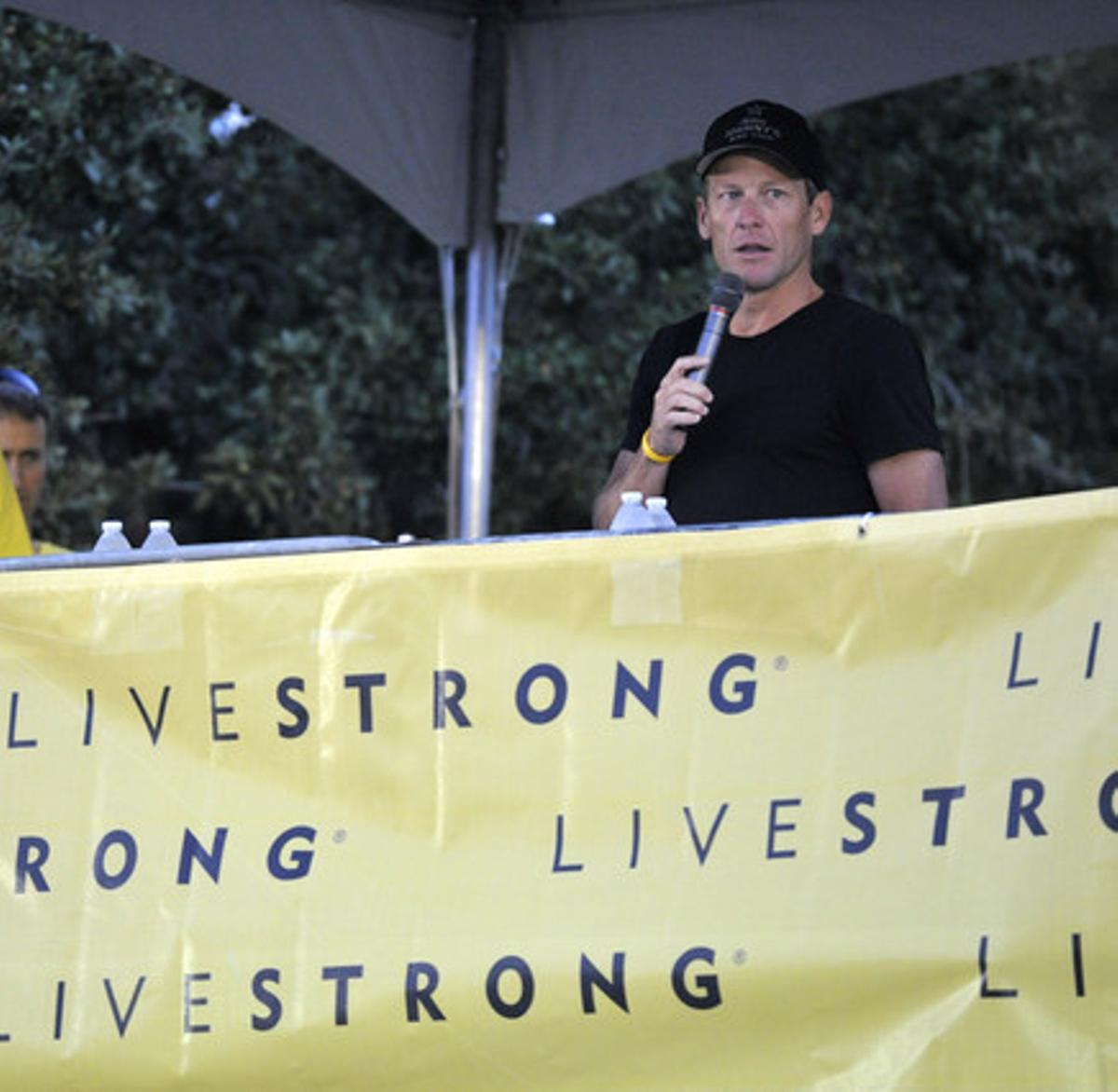 Lance Armstrong parla per a 4.300 ciclistes aquest diumenge en una competició benèfica contra el càncer. Lance Armstrong parla per a 4.300 ciclistes aquest diumenge en una competició benèfica contra el càncer.