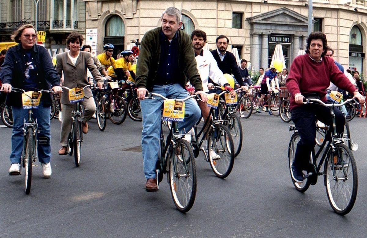 Maragall, acompañado de algunos de sus concejales, en 1997, en bici por Barcelona