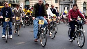 Maragall, acompañado de algunos de sus concejales, en 1997, en bici por Barcelona