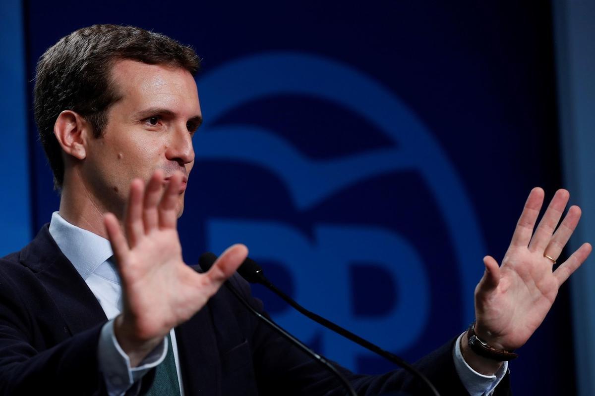 -FOTODELDIA- GRAF2758 MADRID, 6/8/2018.- El presidente del PP y diputado por Ávila, Pablo Casado, durante su comparecencia hoy en la sede del partido donde ha dicho tener la absoluta tranquilidad de haber hecho por su parte todo correctamente en cuanto a su polémico máster en la Universidad Rey Juan Carlos, que nadie le regaló. En ningún caso yo he recibido ningún regalo, ha dicho. Casado ha comparecido ante los medios de comunicación tras conocerse que la jueza ha pedido al Tribunal Supremo que le investigue por los delitos de prevaricación administrativa y cohecho impropio al considerar que existen indicios de que obtuvo el máster de Derecho Autonómico como un regalo académico por su relevancia política e institucional.EFE/Chema Moya