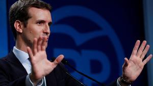 -FOTODELDIA- GRAF2758 MADRID, 6/8/2018.- El presidente del PP y diputado por Ávila, Pablo Casado, durante su comparecencia hoy en la sede del partido donde ha dicho tener la absoluta tranquilidad de haber hecho por su parte todo correctamente en cuanto a su polémico máster en la Universidad Rey Juan Carlos, que nadie le regaló. En ningún caso yo he recibido ningún regalo, ha dicho. Casado ha comparecido ante los medios de comunicación tras conocerse que la jueza ha pedido al Tribunal Supremo que le investigue por los delitos de prevaricación administrativa y cohecho impropio al considerar que existen indicios de que obtuvo el máster de Derecho Autonómico como un regalo académico por su relevancia política e institucional.EFE/Chema Moya