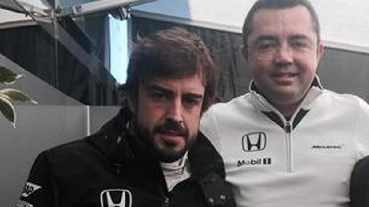 Alonso y su director Eric Boullier