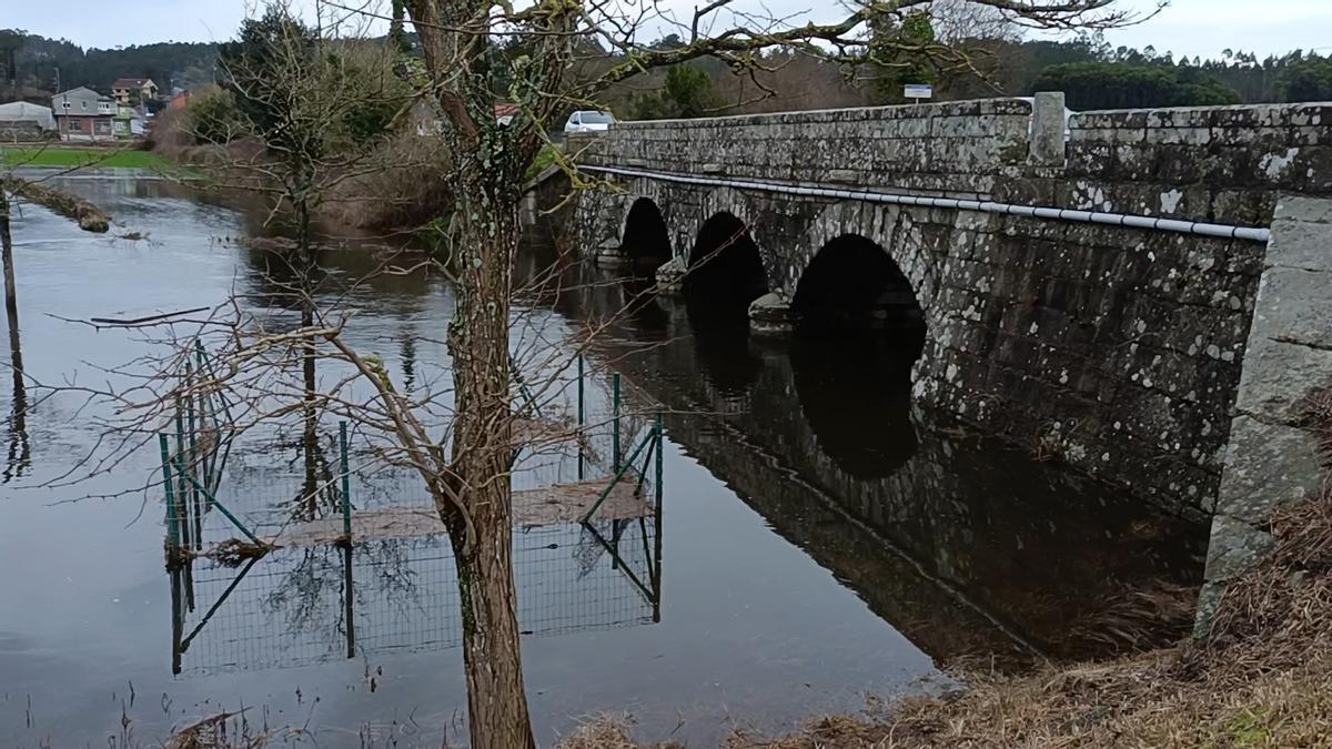 Ríos desbordados, carreteras cortadas y cortes de luz en Costa da Morte y Barbanza
