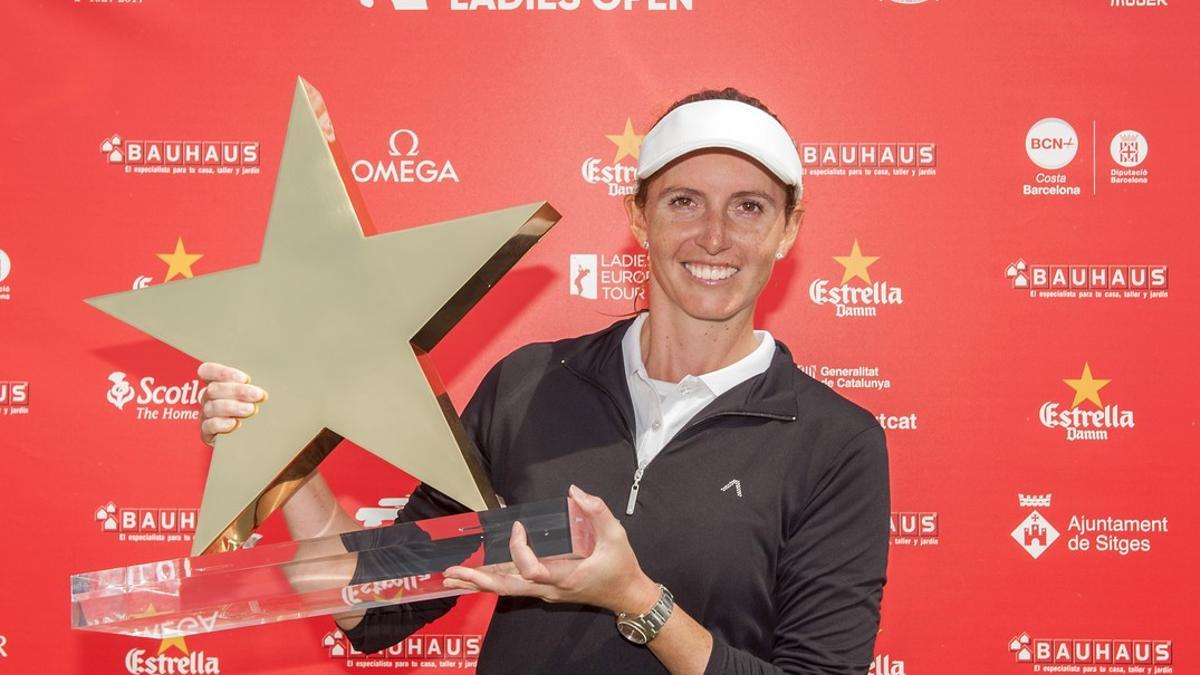 La inglesa Florentyna Parker, con el trofeo de ganadora en Sitges