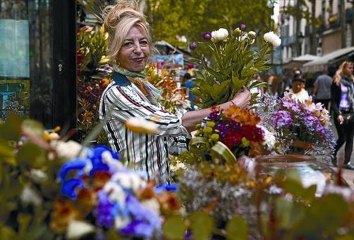 Tradició 8 Carolina Pallés, a la parada de la Rambla que la seva família regenta des del 1888, dimecres. Tradició 8 Carolina Pallés, a la parada de la Rambla que la seva família regenta des del 1888, dimecres.