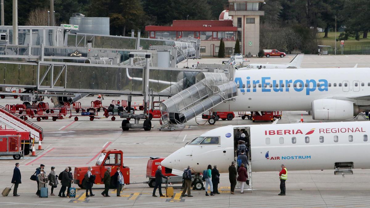 Viajeros en Peinador ante aviones de Air Europa y Air Nostrum (Iberia regional) en una imagen de archivo