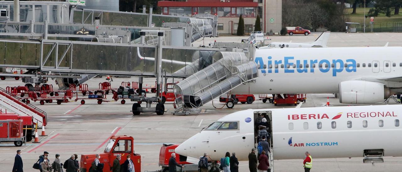 Viajeros en Peinador ante aviones de Air Europa y Air Nostrum (Iberia regional) en una imagen de archivo