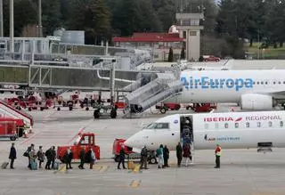 Iberia reajusta su oferta en Peinador tras el sorpasso de Air Europa y cede huecos a su filial