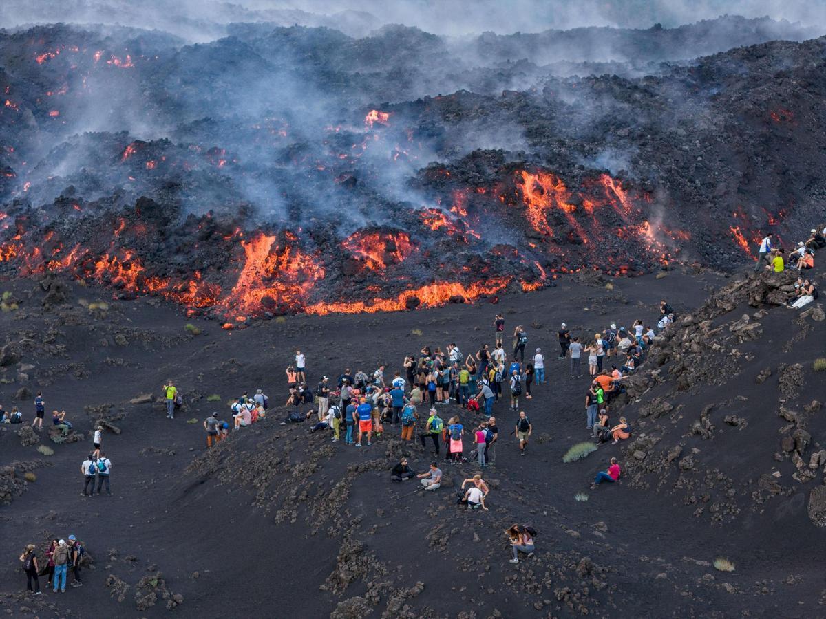 El espectáculo natural de la erupción del Etna atrae a los visitantes El espectáculo natural de la erupción del Etna atrae a los visitantes