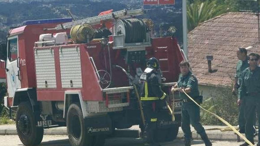 Un solo agente de turno, con guardias en un incendio en Gondomar.  // J. Lores