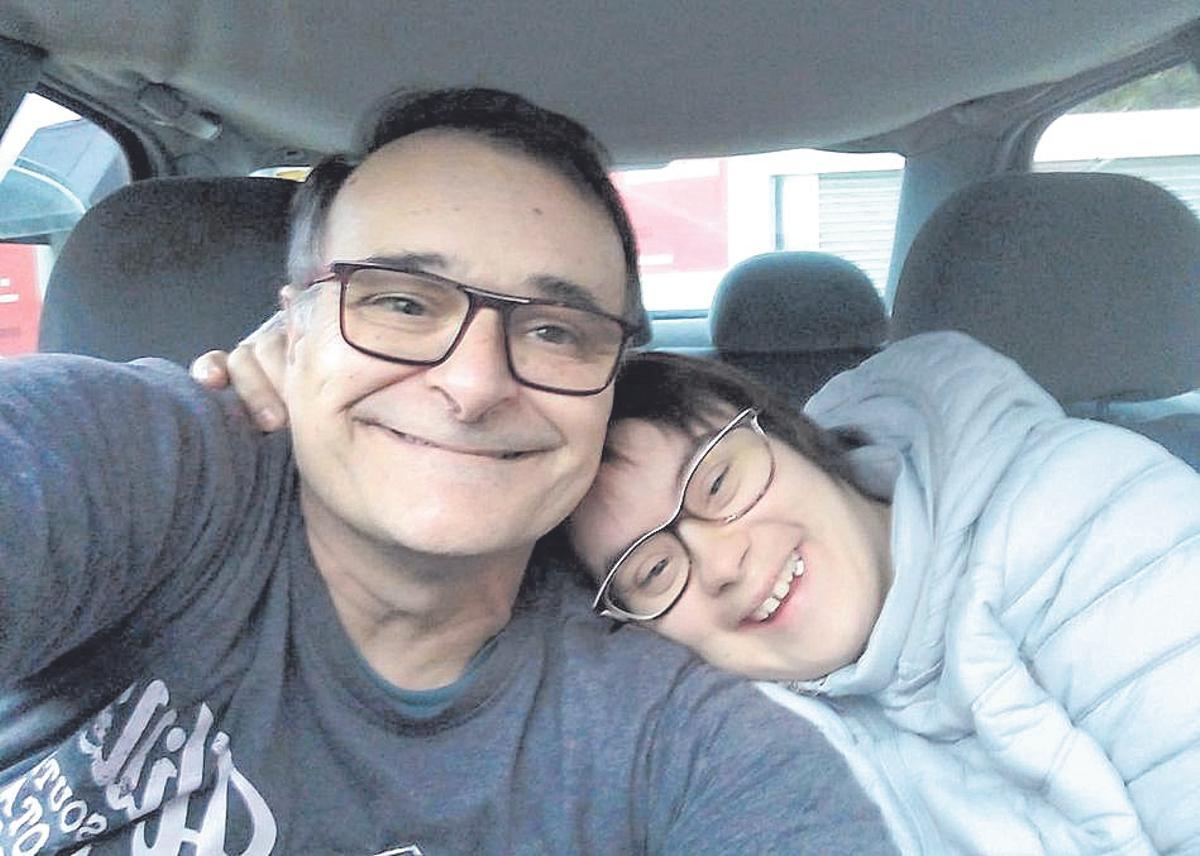 Francisco Javier Vicent Fas, con su hija Susana, en una foto familiar.